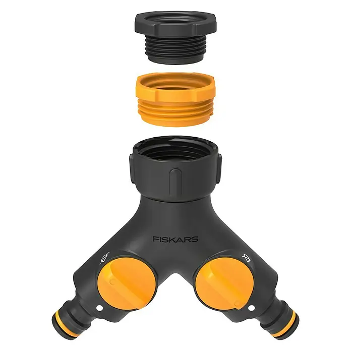 Fiskars 2-Wege-Ventil - Gewindegröße Wasserhahn: 33,3 mm (1″), 26,5 mm (¾″), 21 mm (½″) - Dreifach-Gartenanschluss von Fiskars zur Aufteilung des Wasserdurchflusses. Das Gerät besteht aus robustem, schwarzem Kunststoff mit orangen Akzenten.