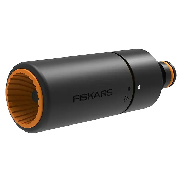 Fiskars Sprühdüse - Stufenlos regulierbar - Nahaufnahme des Fiskars Bewässerungs-Timers, einem zylindrischen Geräts in Schwarz mit orangen Akzenten, ideal für die Gartenbewässerung.