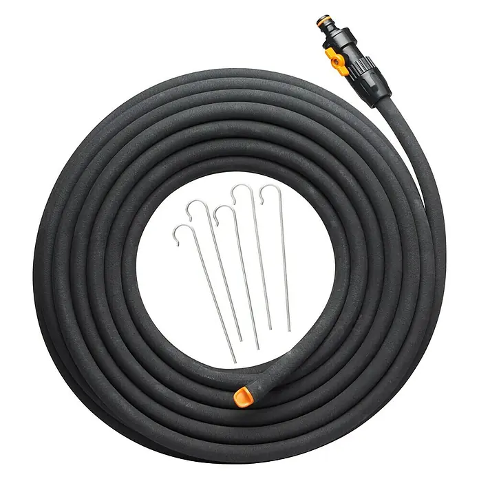 Fiskars Tropfschlauch - 15 m - Schwarzer Gartenschlauch aufgerollt mit orangefarbenem Anschlussstück und Heringen zur Befestigung im Garten.