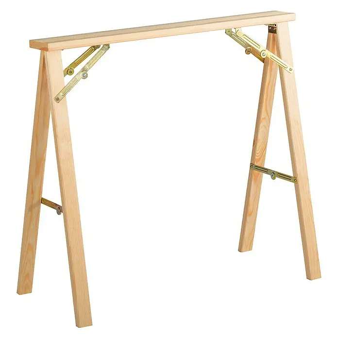 Astigarraga Holzklappbock Kipli - Tragkraft: 250 kg, Höhe: 73,5 cm, Kiefer - Ein unlackierter Holztischbock mit goldenen Beschlägen, ideal für Heimwerkerprojekte.