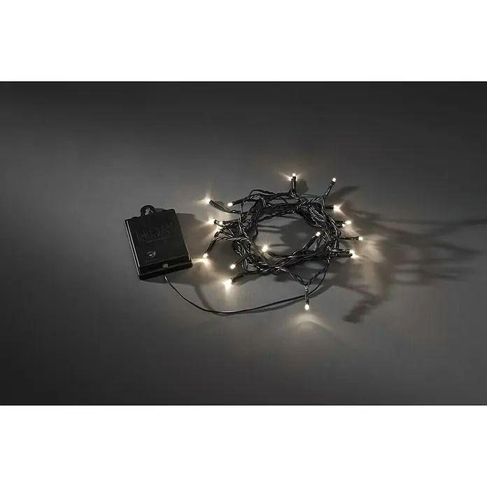 Konstsmide LED-Lichterkette - Außen, Lichtfarbe: Warmweiß, Batteriebetrieben, 0,5 m, Schwarz - Lichterkette mit Batteriepack. Die Lichterkette ist auf einem grauen Hintergrund ausgelegt.