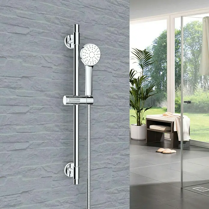 Mixomat Brausegarnitur Lech - Anzahl Strahlarten: 1 Stk., Chrom - Eine moderne Duschgarnitur mit höhenverstellbarer Stange und Handbrause vor einer grauen Steinwand, die das Badezimmer elegant ergänzt.