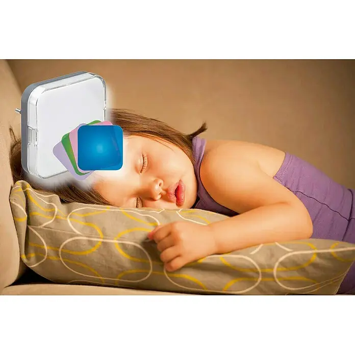 Legrand Luz de noche LED con sensor crepuscular - 0,4 W, Blanco, L x An x Al: 8,5 x 8,5 x 4,5 cm - Una luz nocturna brilla suavemente sobre una niña durmiendo, creando un ambiente tranquilo para un descanso nocturno tranquilo y confortar al niño.