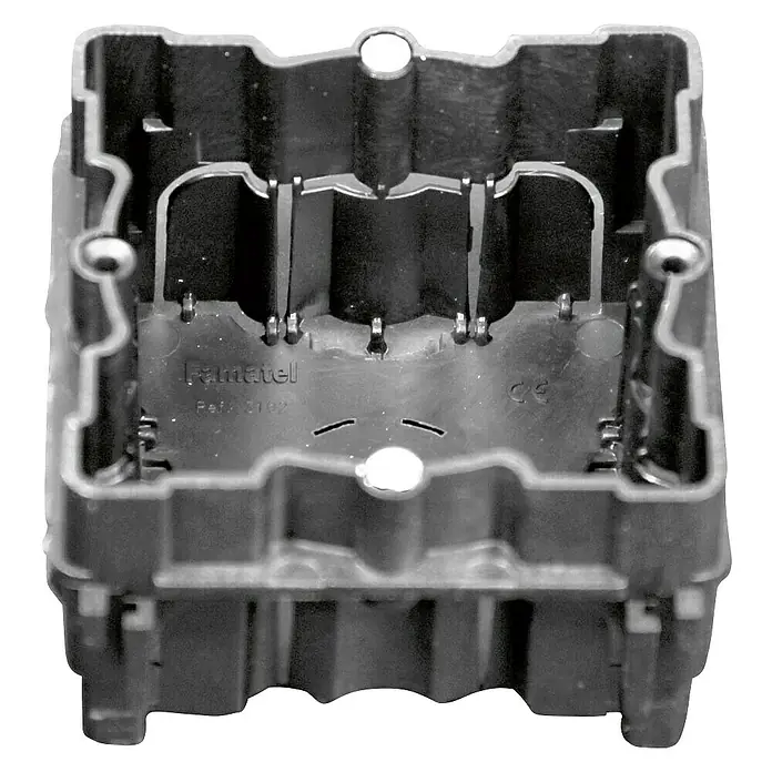 Famatel Caja de empotrar - 6,6 x 6,6 x 4,4 cm, x 1, Negro, 1 ud. - Primer plano de una caja de interruptores Famatel, que muestra su robusto diseño rectangular con múltiples recortes y orificios para una fácil instalación.
