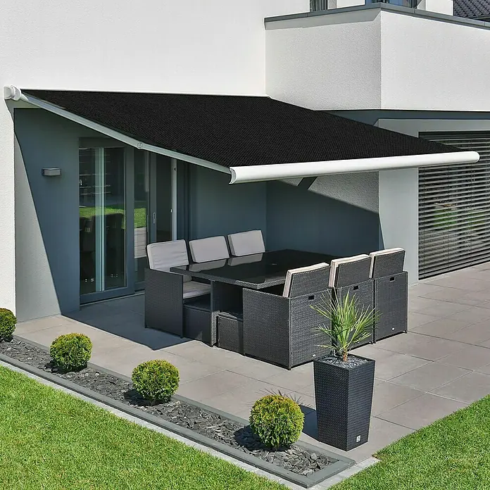 Deyo Limassol Vollkassettenmarkise - Anthrazit, Farbe Gestell: Signalweiß, Breite: 5,5 m, Ausfall: 3,5 m - Elegante Terrassenüberdachung mit schwarzer Markise und stilvoller Gartengarnitur für entspannte Stunden im Freien.