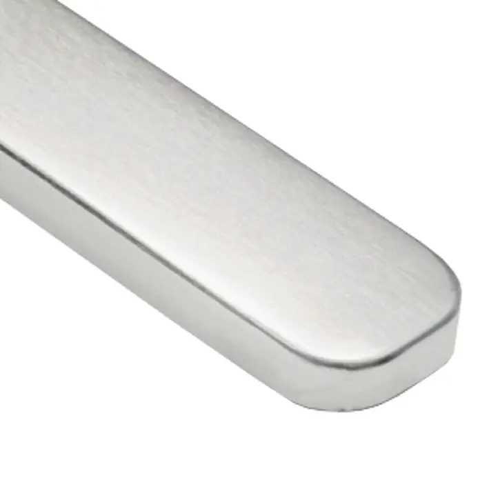Maderas Daganzo Cantonera pieza en Blister - Aluminio, Mate, 650 x 30 mm - Primer plano de una manija de puerta moderna plateada con acabado cepillado y bordes redondeados para una apariencia elegante.