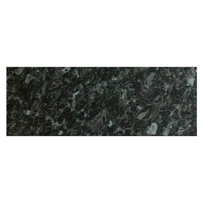 Maderas Daganzo Canto para encimera Blister PR568 - Negro, 650 x 32 mm - Primer plano de una baldosa de granito pulido Labrador Emerald Pearl que muestra sus brillantes cristales e inclusiones minerales.