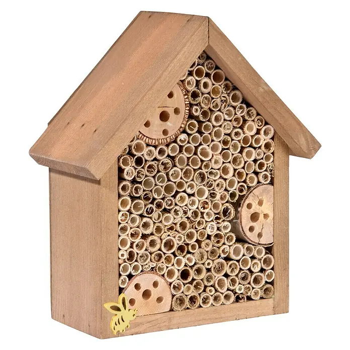 Dobar Insektenhotel - 19 x 9,5 x 22 cm, Holz, Braun - Ein Insektenhotel aus Holz in Hausform, gefüllt mit Bambusrohren und Holzscheiben mit Löchern, ideal für Wildbienen und andere Insekten.