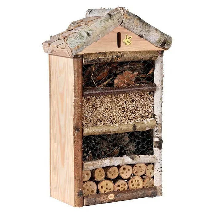 Dobar Insektenhotel - 29 x 14 x 43 cm, Holz, Mit Astschindeln - Ein hölzernes Insektenhotel mit verschiedenen Füllmaterialien bietet Insekten einen Unterschlupf und Nisthilfe im Garten.