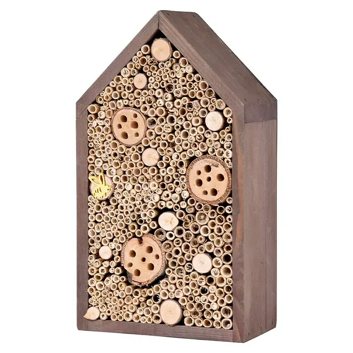 Dobar Insektenhotel - 18 x 10 x 32 cm, Holz, Dunkelbraun - Ein hölzernes Insektenhotel in Hausform, gefüllt mit Bambusröhrchen und einigen Holzscheiben mit Löchern.