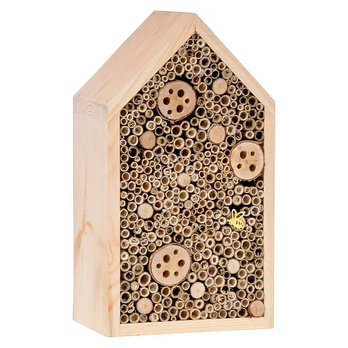 Dobar Insektenhotel - 18 x 10 x 32 mm, Holz, Natur - Ein Insektenhotel aus hellem Holz mit einer Füllung aus Bambusstäben und einem kleinen goldenen Bienen-Ornament, ideal für den Garten.