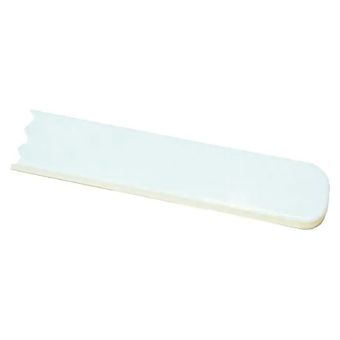 Maderas Daganzo Cantonera pieza en Blister - Blanco, 650 x 30 mm - Un palo de madera brillante y alargado, posiblemente un depresor lingual o espátula, que yace diagonalmente sobre un fondo blanco.