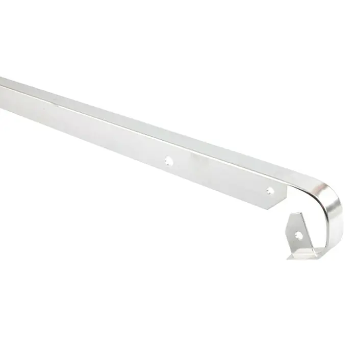 Maderas Daganzo Perfil de prolongación para encimera - 65 cm x 30 mm, Plateado - Primer plano de un soporte plateado y curvado con orificios de montaje, ideal para sujetar de forma segura varios objetos.