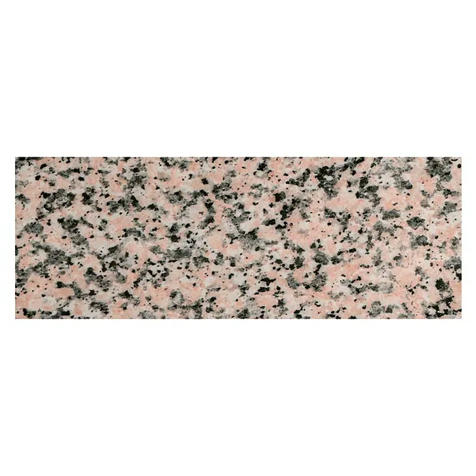 Maderas Daganzo Canto para encimera encolado Blister - Rosa, 650 x 32 mm - Primer plano de una baldosa de granito Rosa Beta pulida con motas oscuras, ideal para encimeras y suelos.