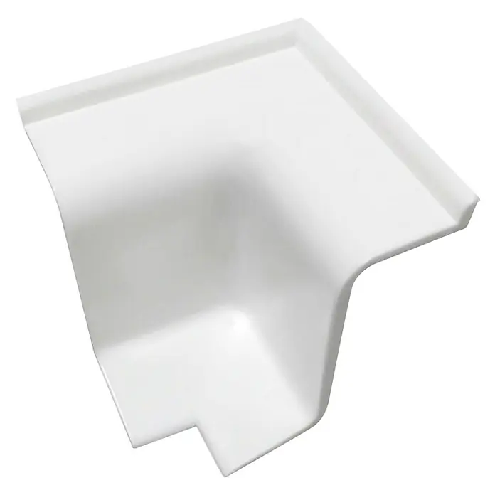 Maderas Daganzo Ángulo interior para rincones Blister - Blanco, 32 x 23 mm - Primer plano de una esquina de plato de ducha blanca en ángulo recto, diseñada para ser robusta e impermeable para baños.