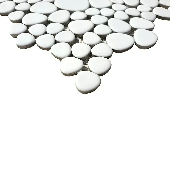 Mosaikfliese Kiesel Uni XKM 100N - 27,5 x 27,5 cm, Weiß, Glänzend - Nahaufnahme eines Musters von weißen Kieselsteinmosaikfliesen, die eine glatte und moderne Oberfläche für Wände und Böden bieten.