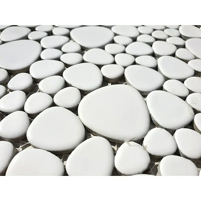 Mosaikfliese Kiesel Uni XKM 100N - 27,5 x 27,5 cm, Weiß, Glänzend - Nahaufnahme von weißen Kieselsteinfliesen, die eine glatte, moderne Textur für Boden- und Wanddesign bieten.
