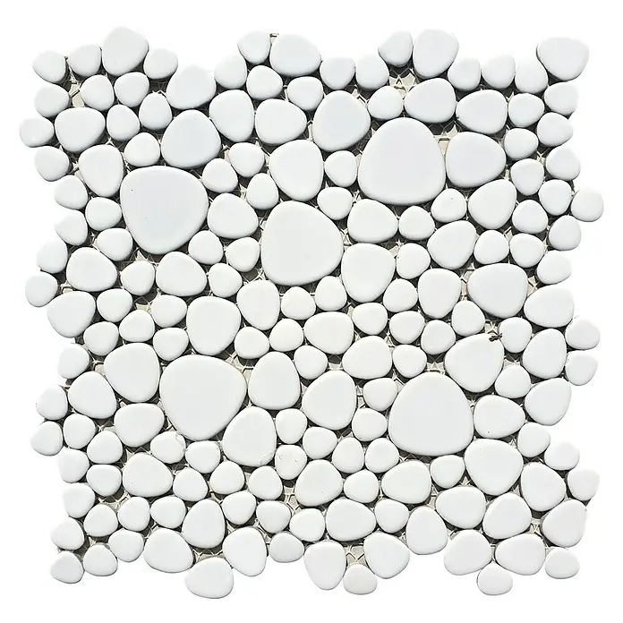 Mosaikfliese Kiesel Uni XKM 100N - 27,5 x 27,5 cm, Weiß, Glänzend - Hochauflösendes Bild von weißen, unregelmäßig geformten Mosaikfliesen auf einem Netz, ideal für moderne Wand- und Bodendesigns.