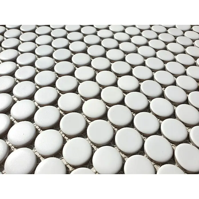 Mosaikfliese Knopf Uni 100N - 30,5 x 32 cm, Weiß, Glänzend - Nahaufnahme eines Musters aus weißen Penny-Fliesen, die auf einem Netzträger für einfache Installation angeordnet sind. Ideal für Bad- und Küchendekoration.