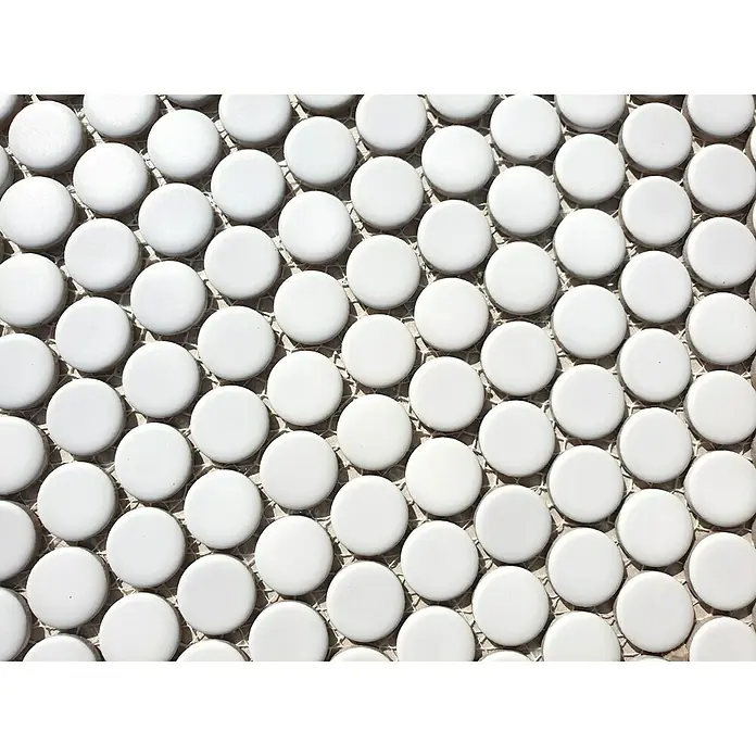 Mosaikfliese Knopf Uni 100N - 30,5 x 32 cm, Weiß, Glänzend - Nahaufnahme von weißen Penny-Rundfliesen, die ein geometrisches Muster bilden, ideal für Bad- oder Küchenrückwände und für Bodenbeläge geeignet.