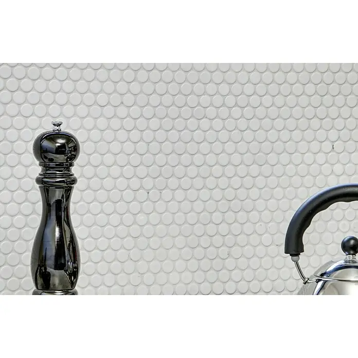 Mosaikfliese Knopf Uni 100N - 30,5 x 32 cm, Weiß, Glänzend - Nahaufnahme einer polierten schwarzen Pfeffermühle, einer Teekanne aus Edelstahl und weißen runden Mosaikfliesen.
