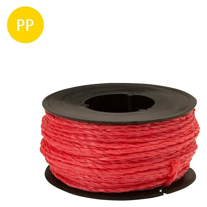 Stabilit Bindfaden - Ø x L: 1,3 mm x 40 m, Kunststoff, Rot - Eine Spule rotes PP-Garn, ideal zum Verpacken oder für Handwerksprojekte, auf einem schwarzen Hintergrund.