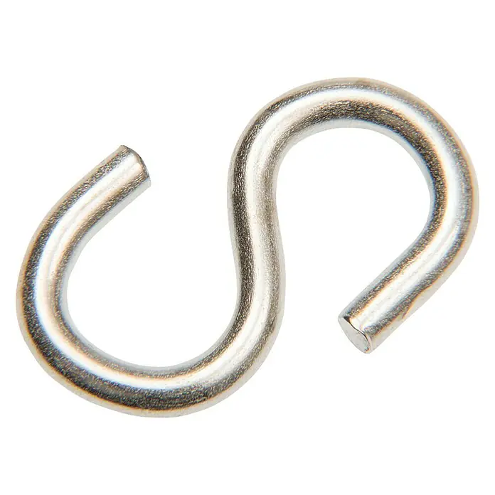 Gancho en S - Acero, Diámetro: 6 mm - Primer plano de un gancho en forma de S plateado, que muestra un diseño simple pero versátil para diversos fines de suspensión.