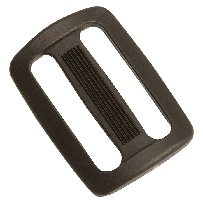 Conacord Gurtspanner - Kunststoff - Nahaufnahme einer braunen Tri-Glide-Schnalle aus Kunststoff, die zur Längenverstellung von Gurten verwendet wird. Das Zubehörteil hat eine robuste Konstruktion.
