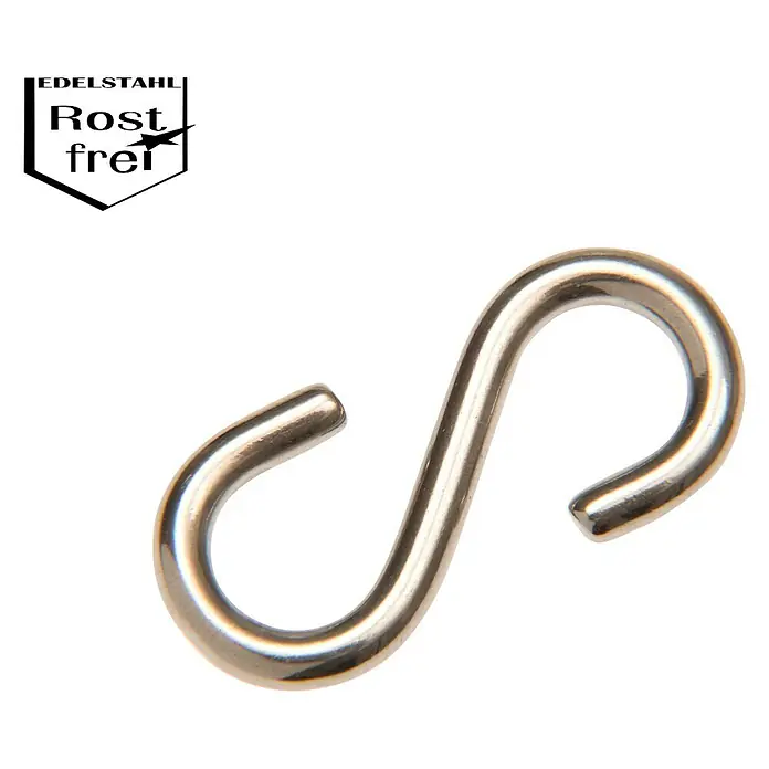Gancho en S - Acero inoxidable - Primer plano de un gancho en forma de S de acero inoxidable plateado, ideal para colgar diversos objetos.