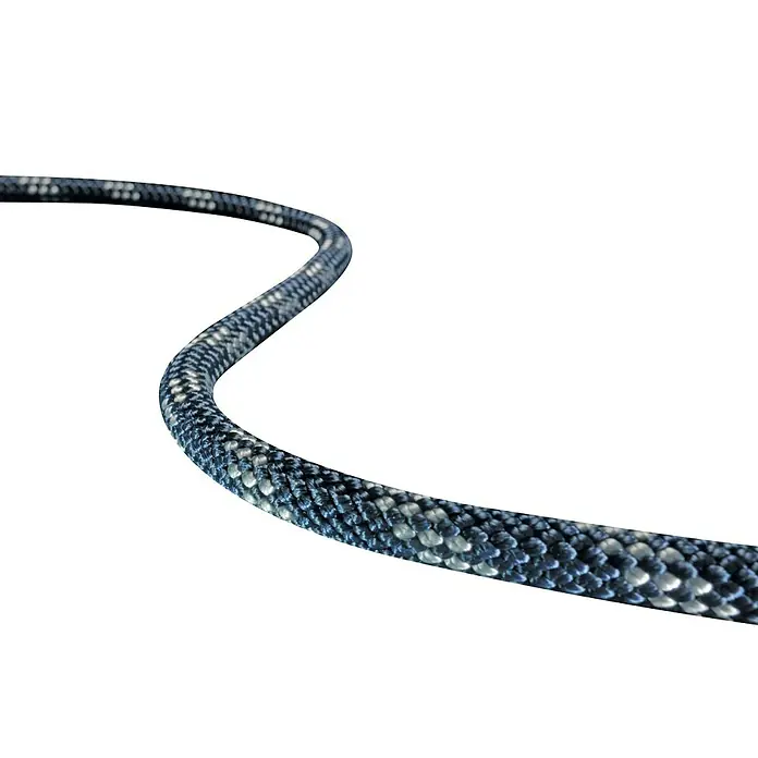Robline Schot Meterware Globe 5000 MK2 - Durchmesser: 8 mm, Navy-Blau/Silber, Polyester - Nahaufnahme eines blauen und weißen Seils, das sich auf einem schwarzen Hintergrund schlängelt. Das Seil ist robust und vielseitig.