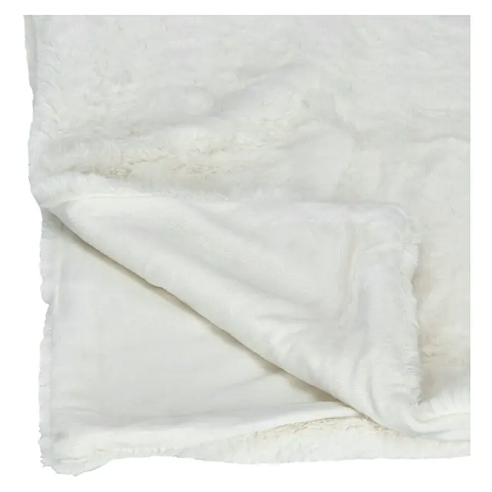 Decke HappyElfenbein, 200 x 150 cm, 100 % Polyester - Nahaufnahme einer weißen, flauschigen Fleecedecke, die weich und warm aussieht. Ideal für Komfort und Gemütlichkeit.