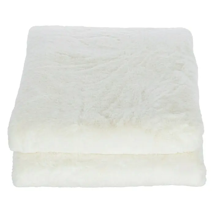 Manta para sofá Happy - 150 x 200 cm, Blanco - Primer plano de una suave manta blanca de piel sintética doblada una sobre otra, enfatizando la textura y la comodidad.