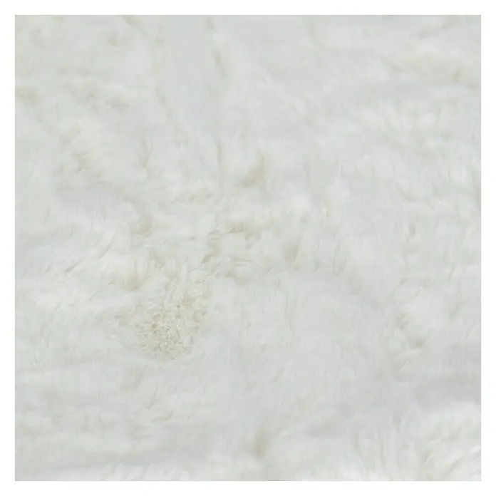 Decke HappyElfenbein, 200 x 150 cm, 100 % Polyester - Nahaufnahme eines weichen, weißen Schaffellteppichs, der eine gemütliche und luxuriöse Textur für Ihr Zuhause bietet.