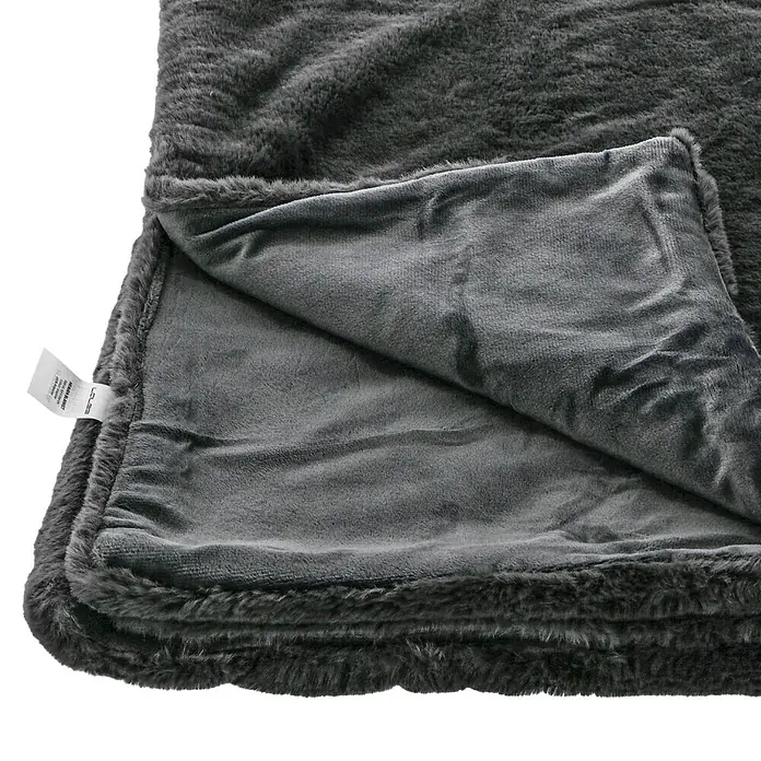 Decke HappyGraphit, 200 x 150 cm, 100 % Polyester - Nahaufnahme einer luxuriösen, grauen Kunstfell-Decke, die zum Einkuscheln einlädt.