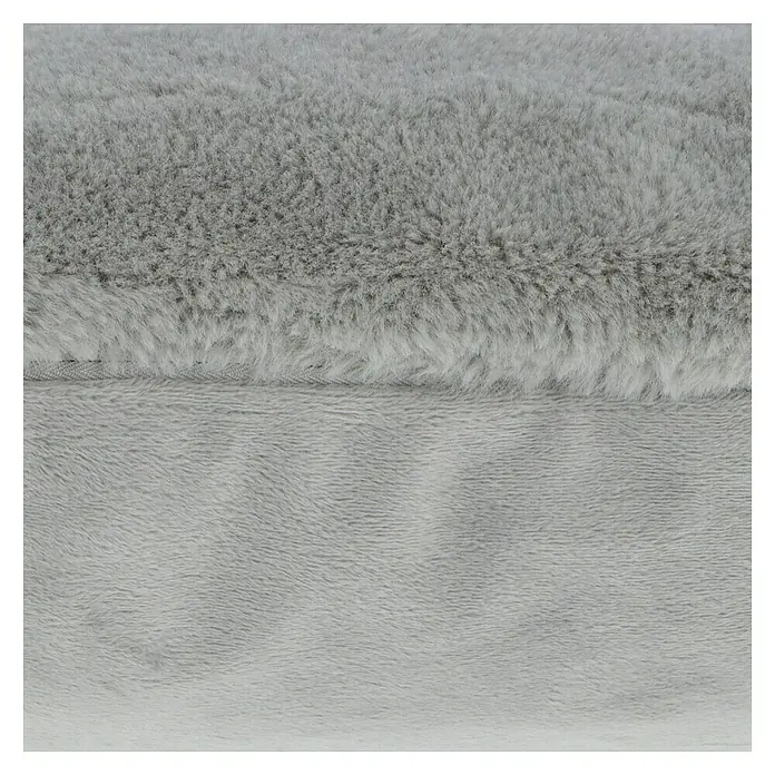 Kissen Happy - Silber, 48 x 48 cm, 100 % Polyester - Nahaufnahme eines weichen, hellgrauen Stoffes, der eine luxuriöse und flauschige Textur für Komfort und Stil zeigt.