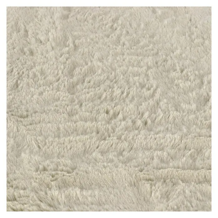 Decke Happy - Beige, 200 x 150 cm, 100 % Polyester - Nahaufnahme eines cremefarbenen, weichen Langflor-Teppichs, der Wärme und Komfort ausstrahlt.\n