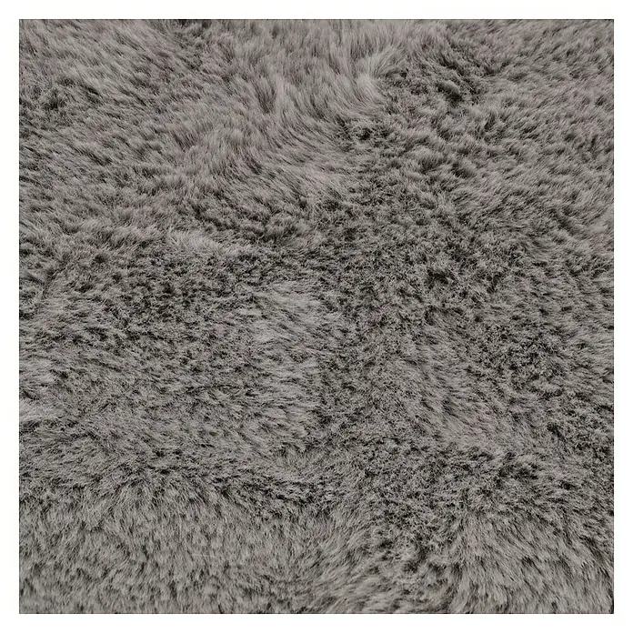 Decke Happy - Taupe, 200 x 150 cm, 100 % Polyester - Nahaufnahme eines weichen, grauen Kunstfellteppichs. Perfekt, um jedem Raum Wärme und Komfort zu verleihen und eine gemütliche Atmosphäre zu schaffen.