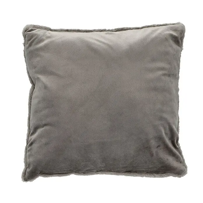 Kissen Happy - Taupe, 48 x 48 cm, 100 % Polyester - Ein quadratisches, graues Zierkissen mit weichem Stoff und flauschiger Kante vor schwarzem Hintergrund.