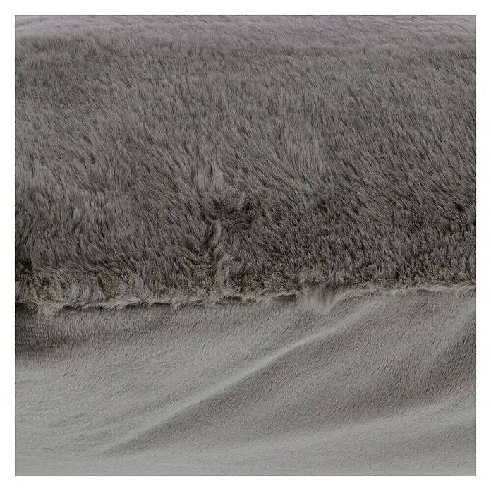 Kissen Happy - Taupe, 48 x 48 cm, 100 % Polyester - Nahaufnahme eines grauen Plüschkissens mit weicher Textur, ideal für Komfort und Dekoration. Die sanften Farbtöne verleihen jedem Raum Wärme.