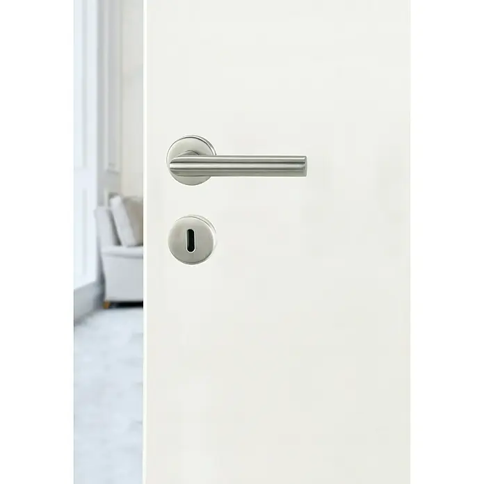 Diamond Doors Modern Zimmertürgarnitur L-Form BB - Stärke Tür: 38 mm - 45 mm, Edelstahl, Buntbart - Nahaufnahme einer modernen Tür mit einem eleganten, silbernen Türgriff und Schlüsselloch, die ein minimalistisches Design betont.