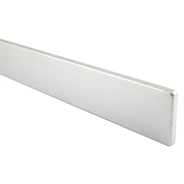 Maderas Daganzo Cantonera pieza en Blister - Aluminio, 650 x 30 mm - Primer plano de una elegante tira metálica de color plateado, ideal para diseños interiores modernos.