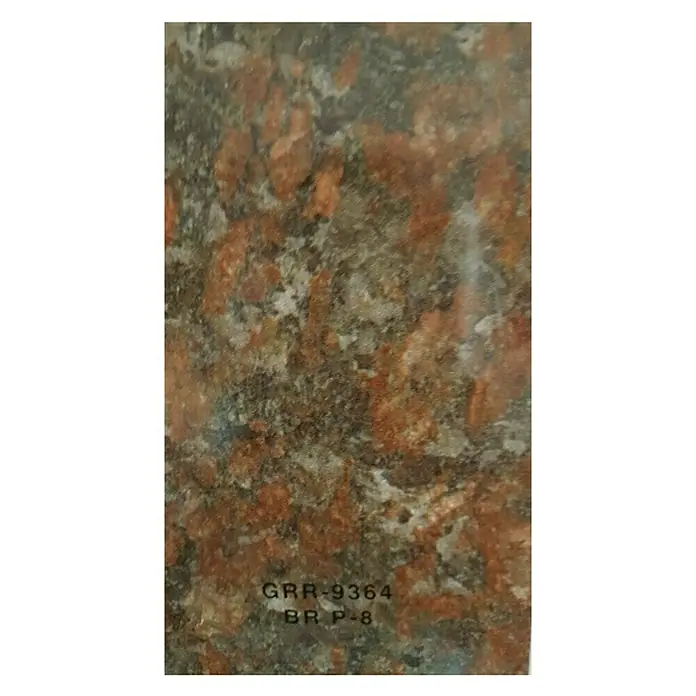 Maderas Daganzo Canto para encimera Blister Granito - Rojo, 650 x 45 mm - Primer plano de una baldosa de granito pulido en tonos marrones y grises con la etiqueta GRR-9364 BR P-8, ideal para cocinas y baños.