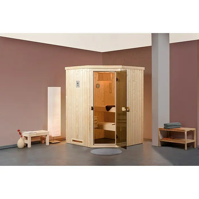 Finnwood Elementsauna Ronja 2 by WEKA - Elektroofen, Leistung: 7,5 kW, Steuerung Ofen: Extern, L x B x H: 144 x 194 x 199 cm - Innenansicht einer Sauna mit Glasfront, Holzbänken und Beleuchtung. Die Sauna ist in einem Raum mit Holzboden und braunen Wänden aufgestellt.