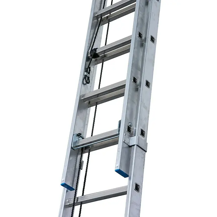 Krause Stabilo Sprossen-SeilzugleiterArbeitshöhe: 8,45 m, 30 Stk., Aluminium - Nahaufnahme einer ausziehbaren Aluminiumleiter mit schwarzem Seil, die sich vor einem schwarzen Hintergrund nach oben erstreckt.