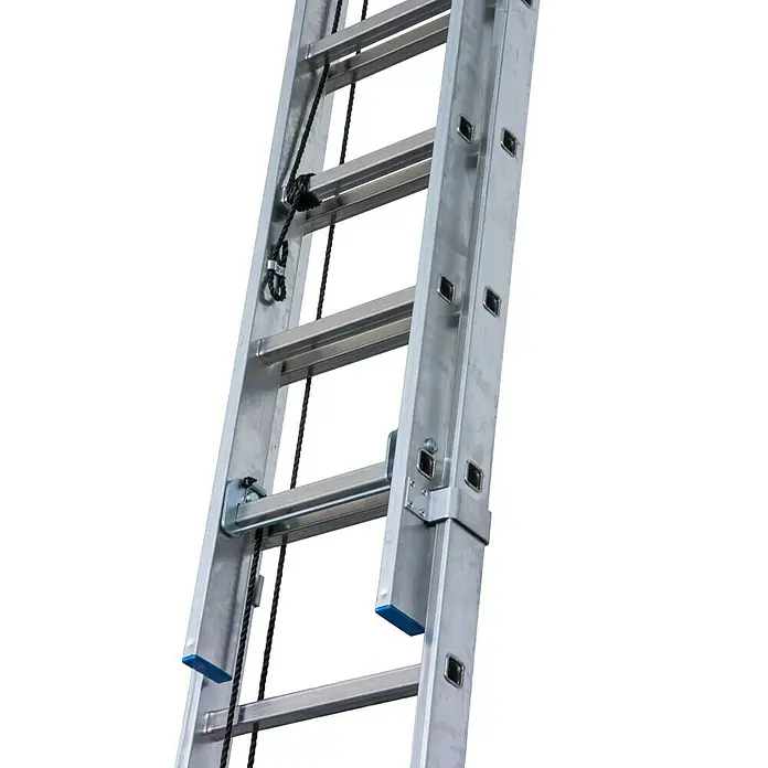 Krause Stabilo Seilzugleiter - Anzahl Tritte: 36 Stk., Arbeitshöhe: 9,85 m, Aluminium - Nahaufnahme einer ausziehbaren Aluminiumleiter mit Seilzugsystem vor einem schwarzen Hintergrund.