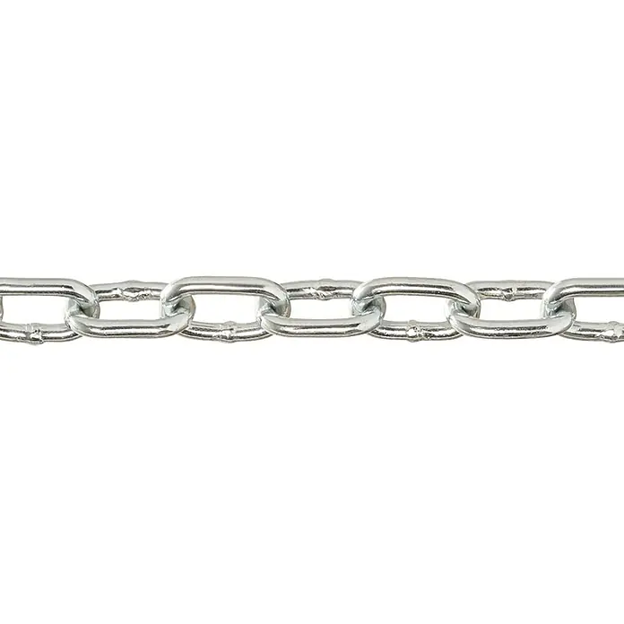 Stabilit Rundstahlkette Meterware - 6 mm, Stahl, Galvanisch verzinkt, A-Form - Nahaufnahme einer glänzenden Silberkette vor schwarzem Hintergrund.
