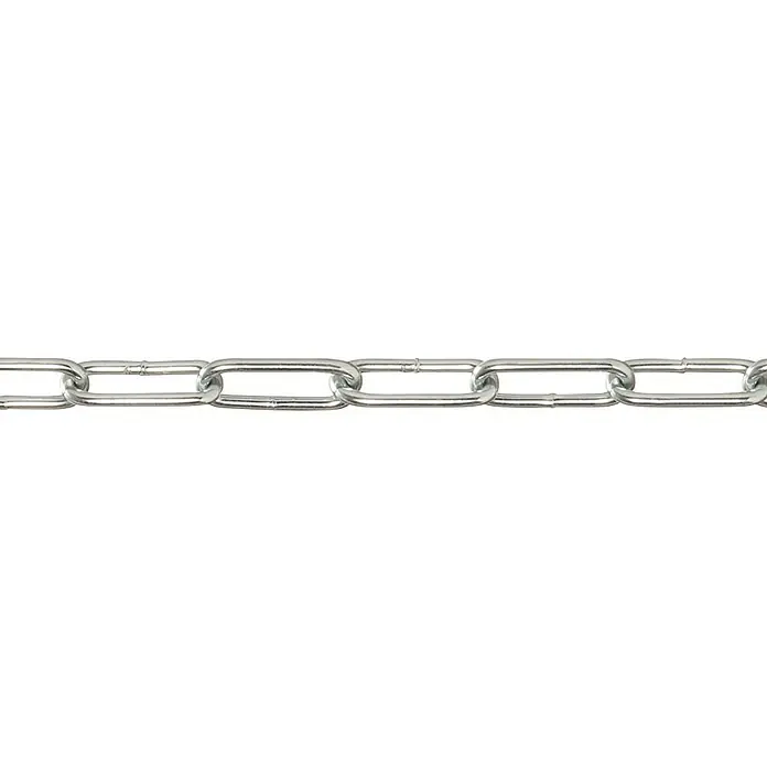 Stabilit Rundstahlkette Meterware - 4 mm, Stahl, Galvanisch verzinkt, C-Form - Nahaufnahme einer silbernen Kette mit rechteckigen Gliedern auf schwarzem Hintergrund, die Stärke und Sicherheit symbolisiert.