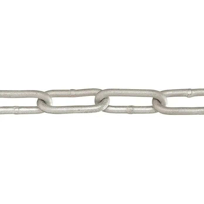 Stabilit Rundstahlkette Meterware - 5 mm, Stahl, Feuerverzinkt, C-Form - Nahaufnahme einer robusten, silberfarbenen Kette vor schwarzem Hintergrund. Das Metallprodukt verspricht Stärke und Zuverlässigkeit.