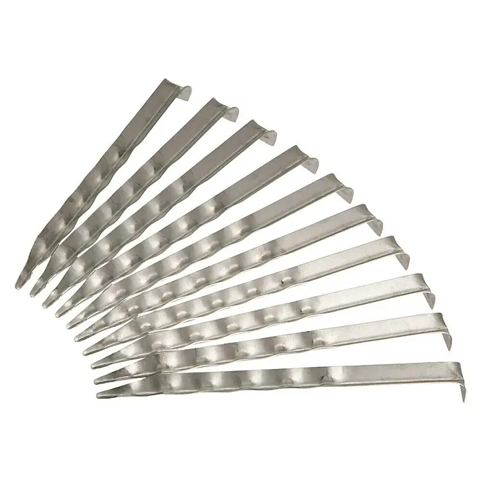 Stabilit Zelthering - 18 cm, Gewellt, 10 Stk. - Nahaufnahme von einer Anordnung von 11 silberfarbenen, glänzenden Metalldrahtspanner mit kleinen Noppen, die auf einer schwarzen Oberfläche liegen.