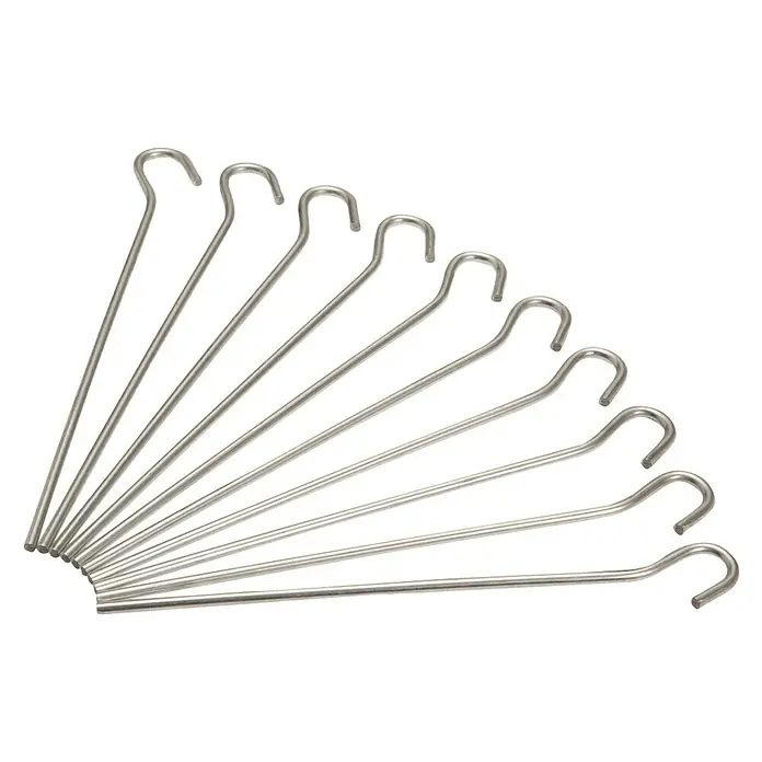 Stabilit Zelthering18 cm, 10 Stk. - Silberne Grillspieße mit Hakenenden, ordentlich gestapelt. Ideal zum Aufspießen und Grillen von Speisen für ein leckeres BBQ-Erlebnis.